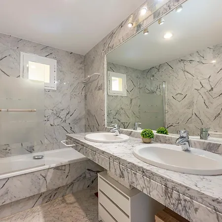 Spacious 3 Bedrooms At Brisas Apartment *