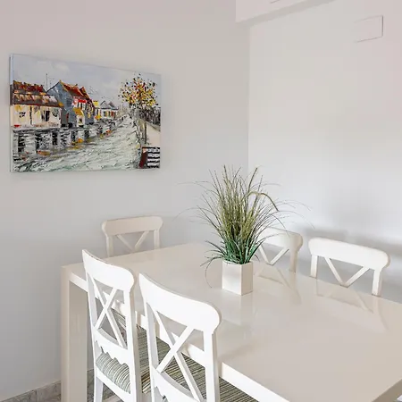 Spacious 3 Bedrooms At Brisas Apartment *